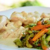 Пилешко късчета със сметанов сос и свежи зеленчуци (400гр)