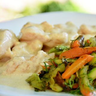 Пилешко късчета със сметанов сос и свежи зеленчуци (400гр)