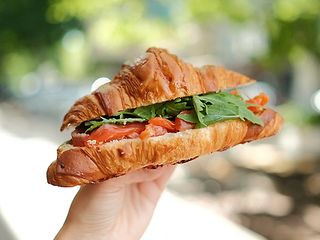 Круасан з лососем