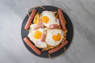 HUEVOS ROTOS CON SALCHICHAS  Y PAPAS