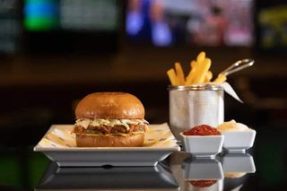 Sendvič od cepkane prasetine sa pomfritom, kečapom i majonezom