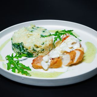 Куриная грудка, фаршированная сыром со шпинатом и картофельным пюре