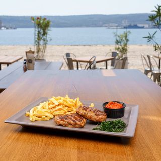 Старобългарски кюфтета с гарнитура печени бирени бейби картофи (350г)