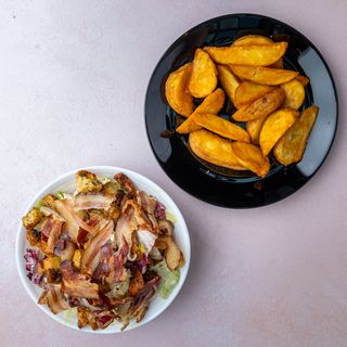 Obrok Caesar salata sa piletinom uz dodatak slatkiša ili pića