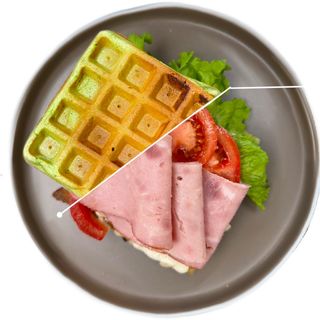 ისპანახის ვაფლი ლორით, ყველით, პომიდვრით, სალათის ფოთლით და მდოგვის სოუსით