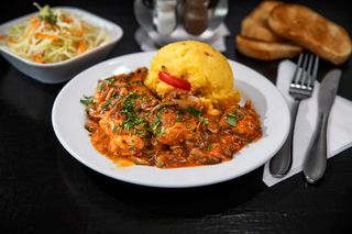 Tocanita din pulpe de pui cu mamaliguta