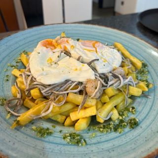 Huevos Rotos Con Gulas Y Gambas