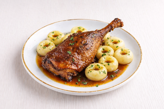 Udko z kaczki, kluski śląskie, surówka