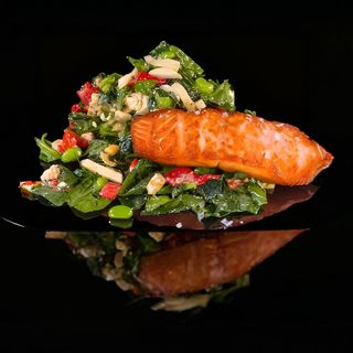 Салата със спанак, сьомга и Едамаме (380г)