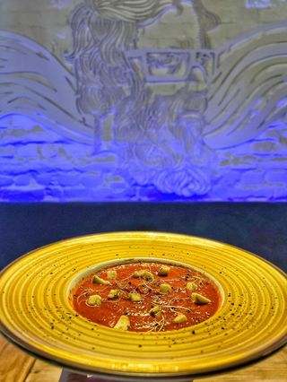 Cremă de roșii cu gorgonzola și crutoane