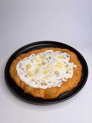 Langoș cu smântână și usturoi