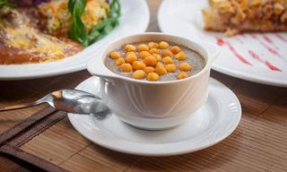 Krem z borowików z groszkiem ptysiowym