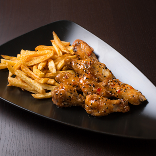 Aripioare dulci picante cu susan si garnitura preferata