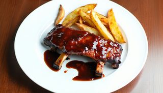 Coaste de porc coapte lent cu cartofi wedges