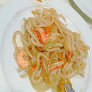 Tallarines fritos con gambas