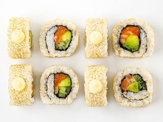 Каліфорнія в кунжуті з лососем XL (265g)