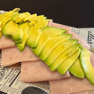 Tostada pavo y aguacate 