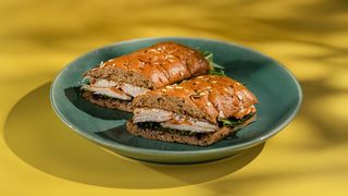 სენდვიჩი ქათმით და მოცხარის ჩატნით