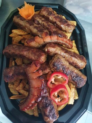 Platou cu mititei si cartofi prajiti pentru 2 persoane