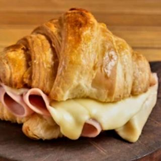 Croissant de mantequilla relleno de jamón york y queso