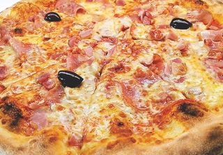 Пица Салсиче с картофки и Кока-кола кен