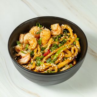 ლაფშა კრევეტით და არაქისის სოუსით