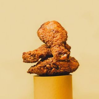 Pollo frito estilo cajun (3 pzs.) + patatas fritas + bebida (330 ml.)