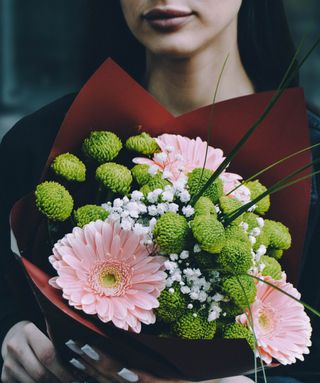 Buchet trandafiri cu astromelia multicolor