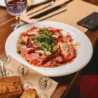 Карпаччо із яловичини з каперсами, в`яленими томатами (130г)