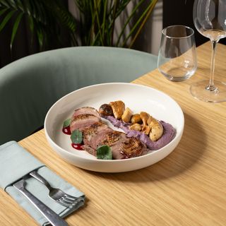 Piept de rață cu sos de ciuperci