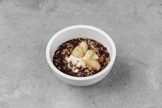 Кокосова вівсянка з чіа, груша, йогурт (100г)