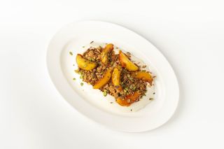 Взбитый творог с гранолой и сезон.фруктами