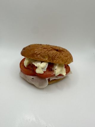 Medianoche Con Pavo, Tomate Y Queso Brie