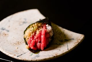 TEMAKI DE TORO MACERADO CON CRUNCH