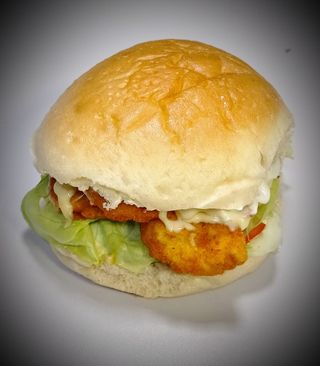 Pohovano pileće belo meso sa SIROM