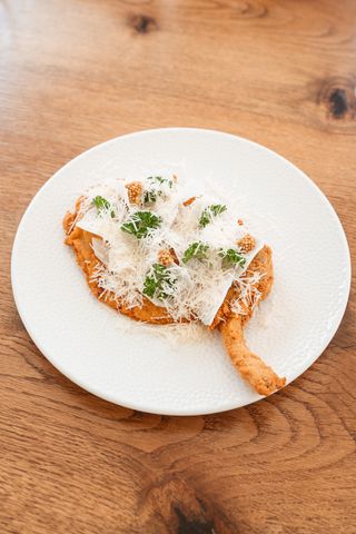 Șnițel de porc cu ridiche albă, parmezan și sos aioli cu trufe