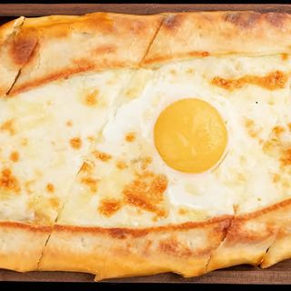 Пиде с сыром и яйцом