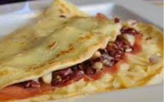 Crepes salame piccante, emmental, funghi, patatine