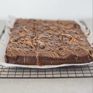 Brownie con dos bolas de helado