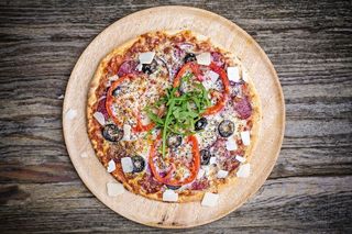 Пица с луканка и домати