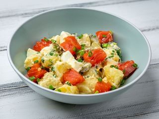 Теплий картопляний салат з лососем слабої солі (330g)
