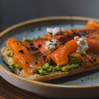 Tostada De Aguacate, Salmón y Queso Feta