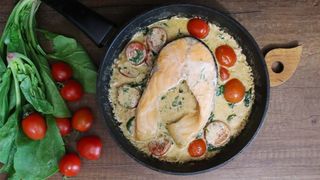 Семга в сливочном соусе со шпинатом и черри