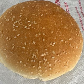 Бяла кръгла питка със сусамена поръска