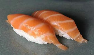 32.Sushi Salmón (2 Pzas.)