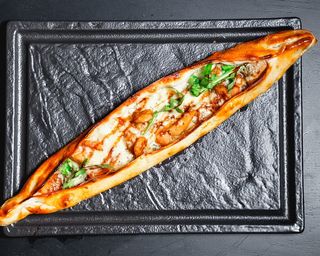 Пинерлі (хачапурі по-грецькі) з морепродуктами та сирним фондю (240г)