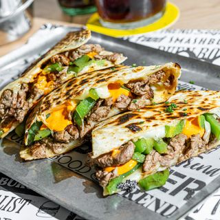 Quesadilla de lomo alto con chipotle ahumado y queso edam