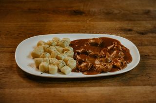 Tradycyjny Gulasz Wieprzowy Piwny z Kopytkami