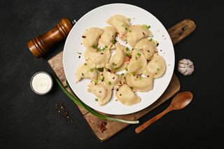 Pierogi z pieczarkami i serem żółtym