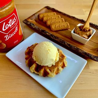 Gofre con Crema de Galletas Lotus y Helado